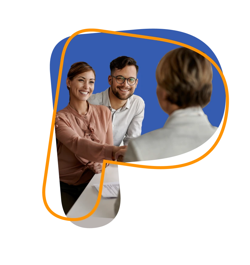 Profesionales estrechando la mano en una reunión de negocios