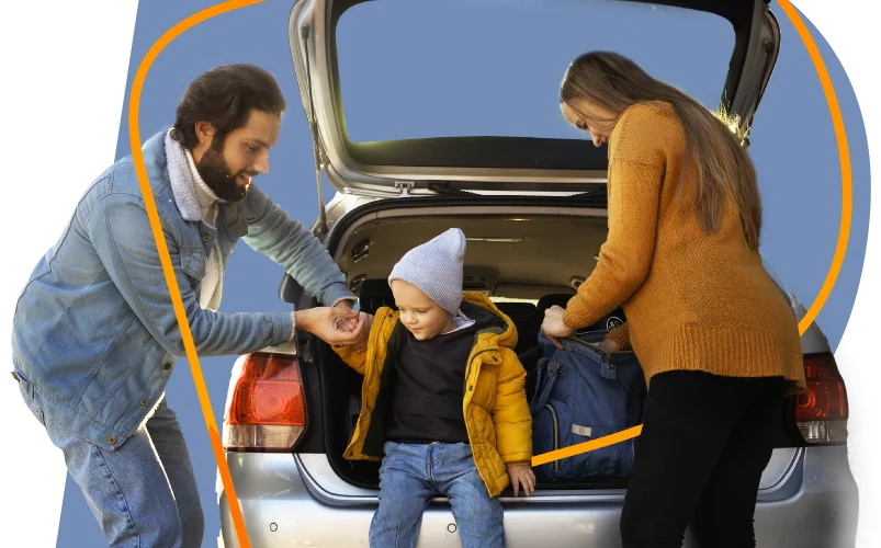 Asistencia directa aseguradoras emergencias 24 7 Familia preparando el equipaje con su hijo junto al carro