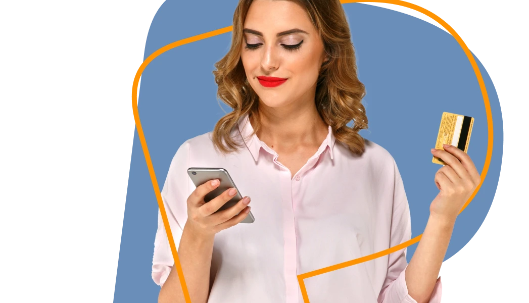 Mujer con tarjeta de credito previo a realizar una compra online